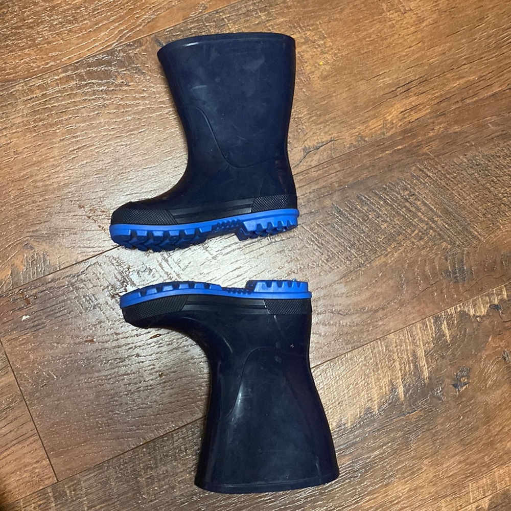 Size 5-6 little boys shoes